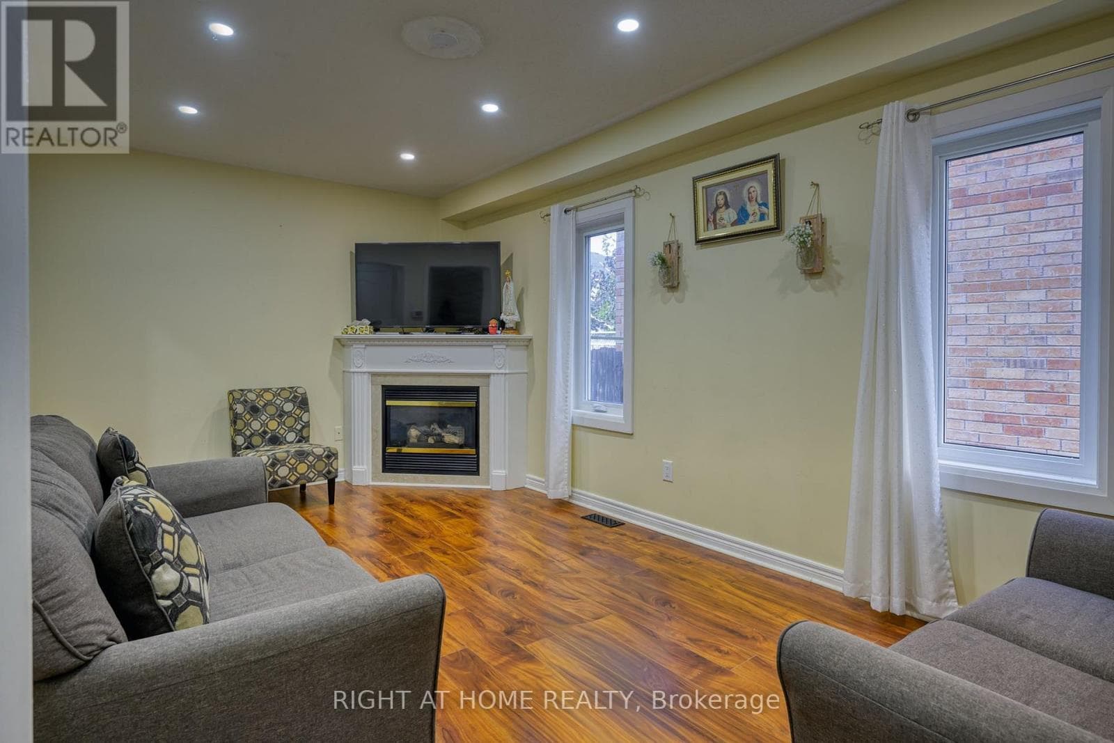 Single Family at 6683 Opera Glass Crescent, Mississauga (Meadowvale Village), Ontario - Photo 7 - RE/MAX Garden City Realty