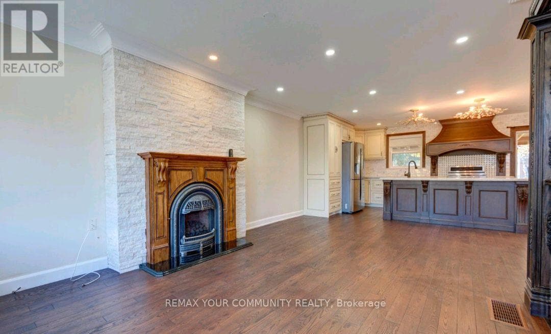 Single Family at 372 Dixon Boulevard, Newmarket (Central Newmarket), Ontario - Photo 3 - RE/MAX Garden City Realty