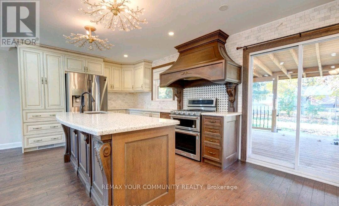 Single Family at 372 Dixon Boulevard, Newmarket (Central Newmarket), Ontario - Photo 5 - RE/MAX Garden City Realty