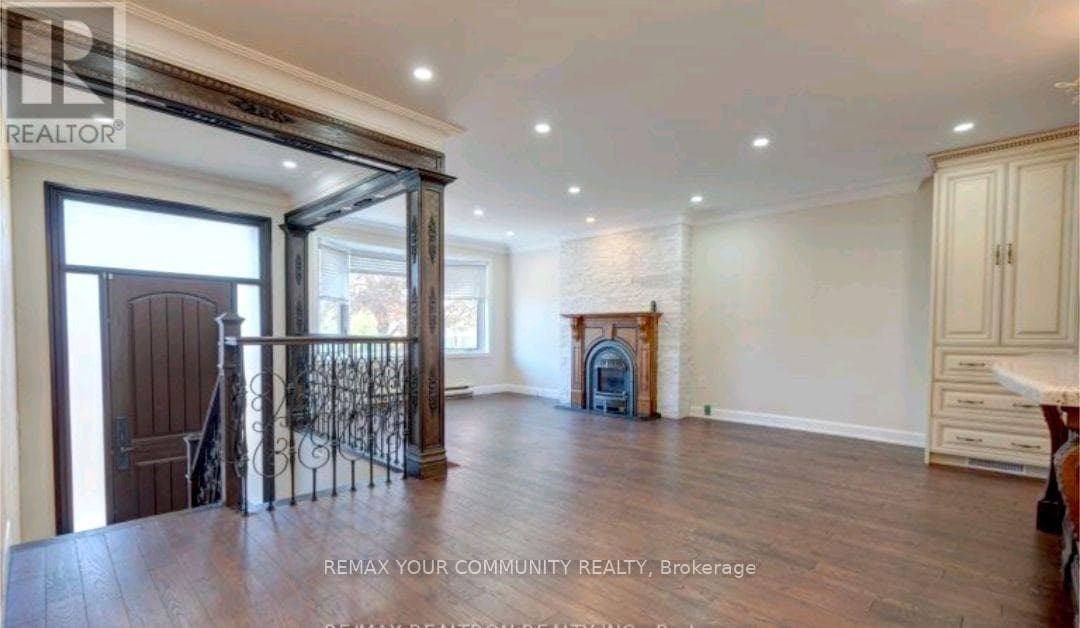 Single Family at 372 Dixon Boulevard, Newmarket (Central Newmarket), Ontario - Photo 8 - RE/MAX Garden City Realty