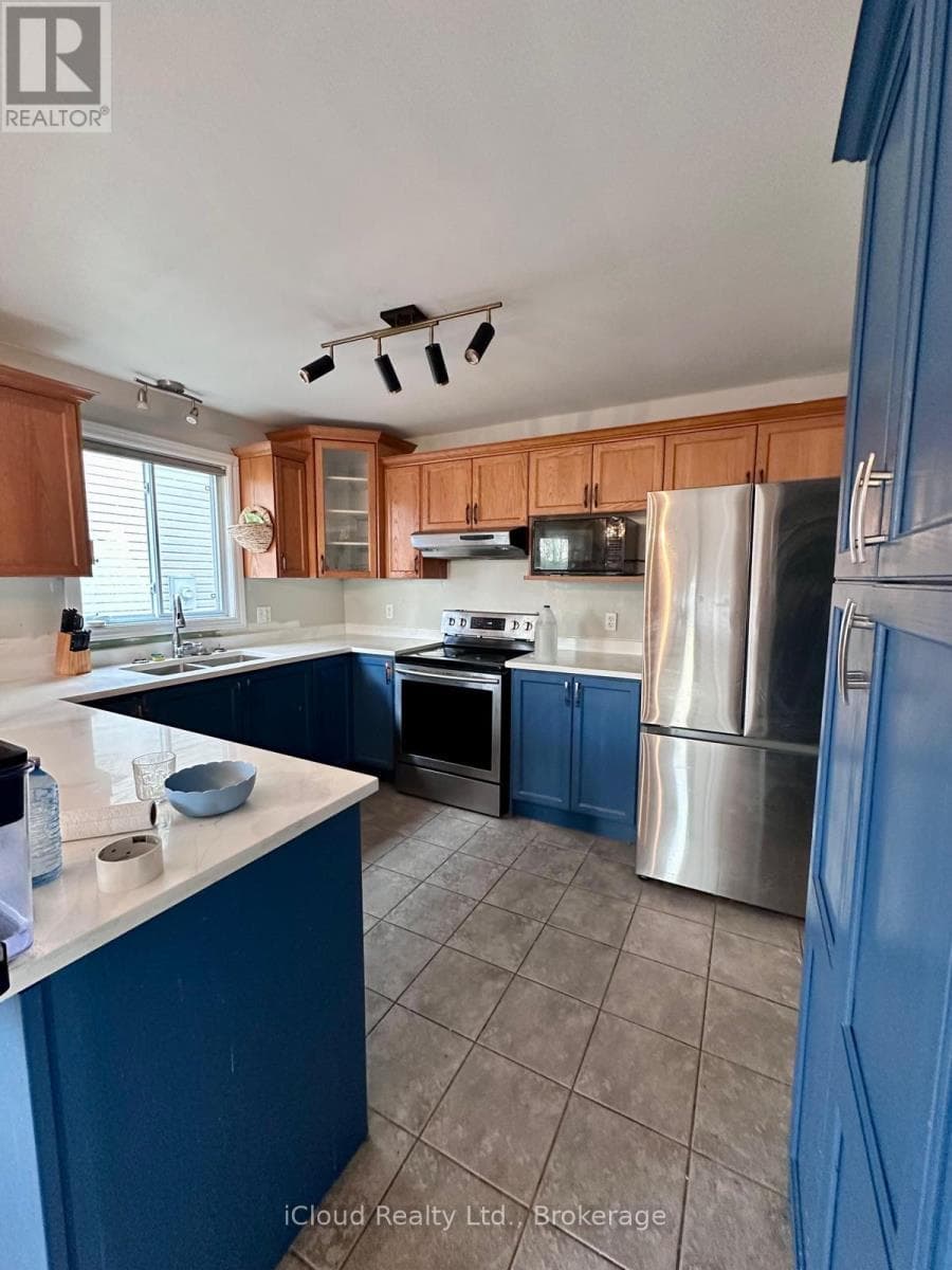 Single Family at 1577 Purser Street, London East (East D), Ontario - Photo 5 - RE/MAX Garden City Realty