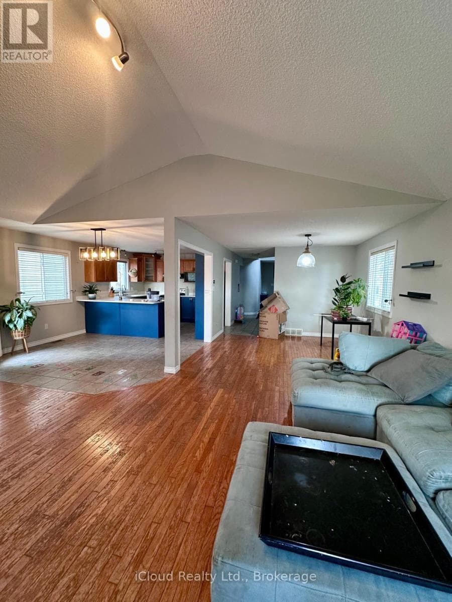 Single Family at 1577 Purser Street, London East (East D), Ontario - Photo 6 - RE/MAX Garden City Realty