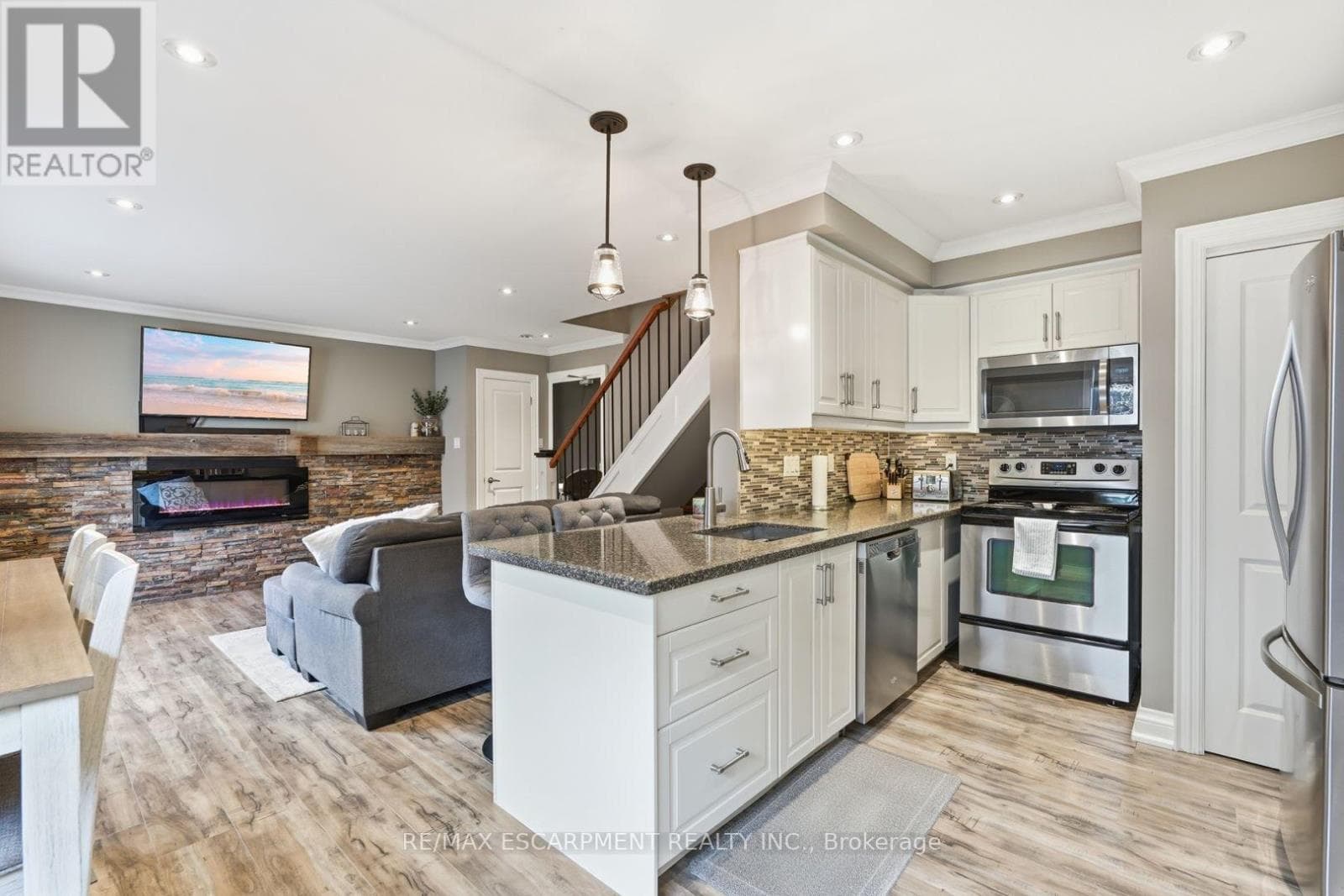 6- 469 Claridge Road