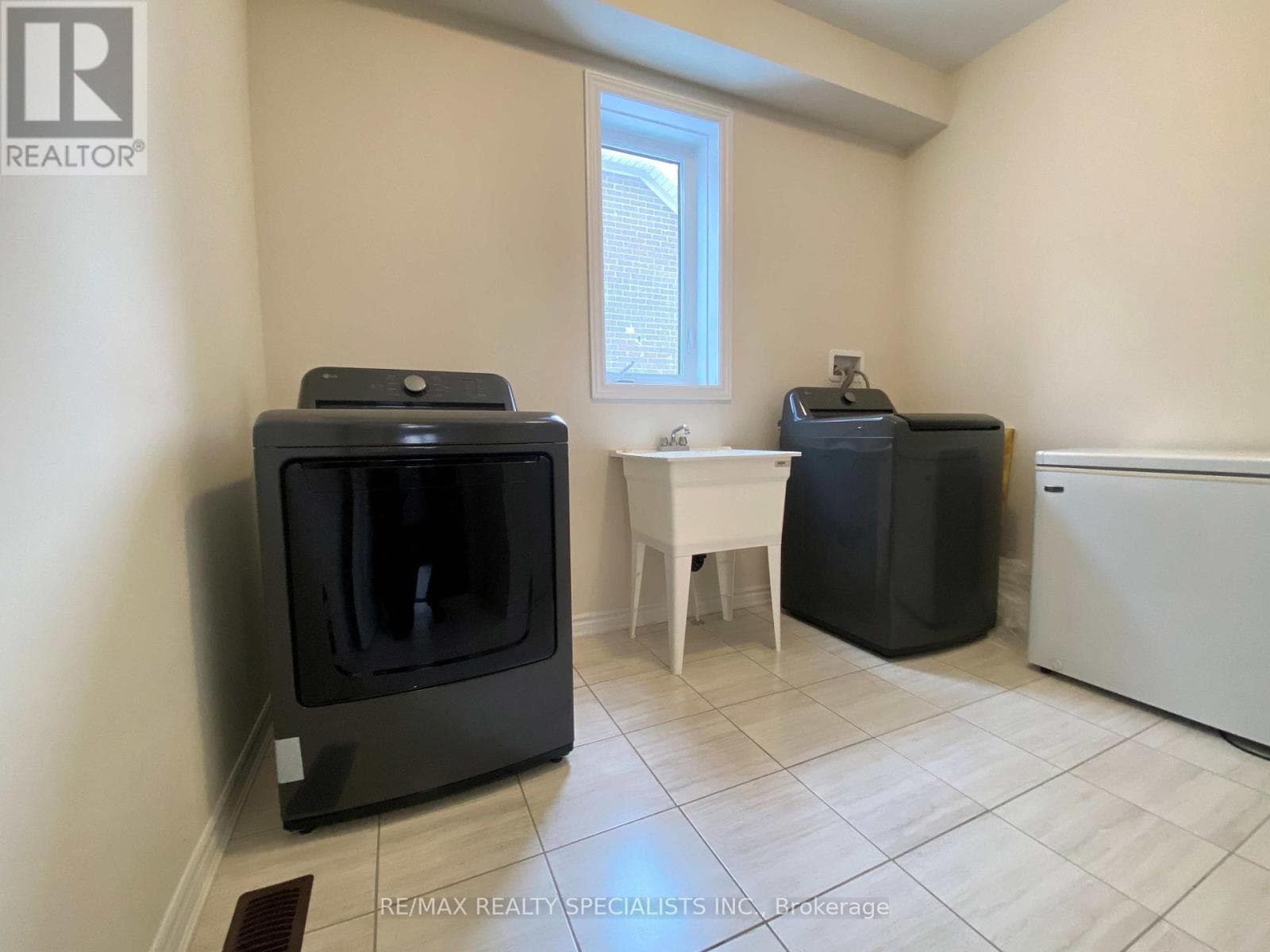 Single Family at 17 Oriole Crescent, Port Colborne (Main Street), Ontario - Photo 4 - RE/MAX Garden City Realty