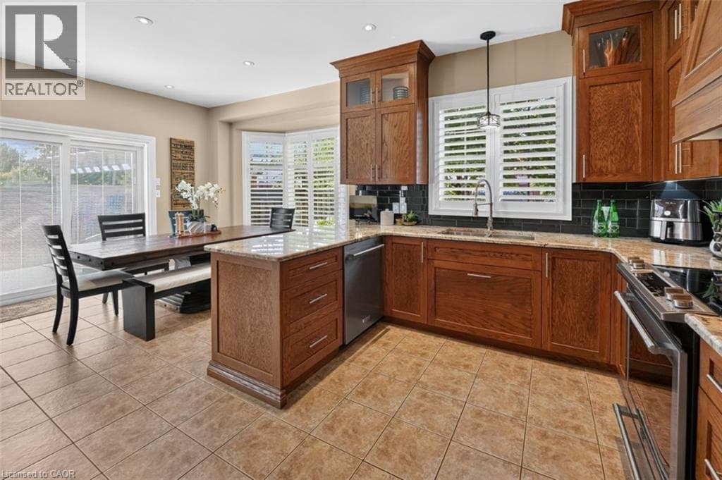 Single Family at 37 HICKORY Crescent, Grimsby, Ontario - Photo 8 - RE/MAX Garden City Realty