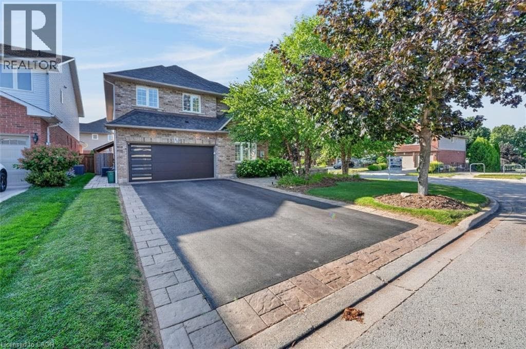 Single Family at 37 HICKORY Crescent, Grimsby, Ontario - Photo 4 - RE/MAX Garden City Realty