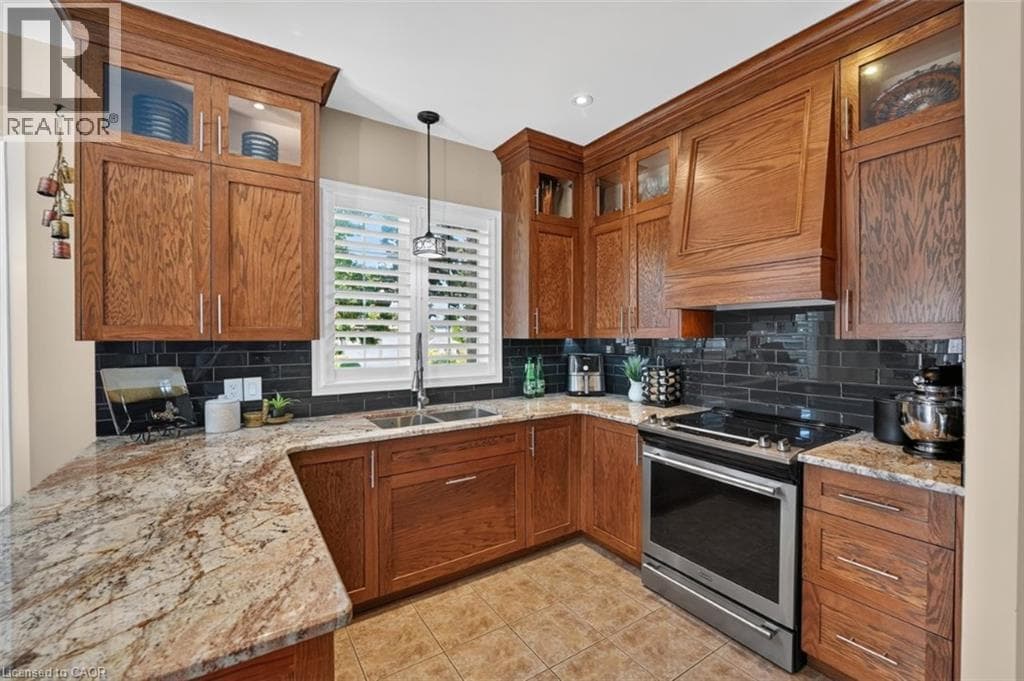 Single Family at 37 HICKORY Crescent, Grimsby, Ontario - Photo 9 - RE/MAX Garden City Realty