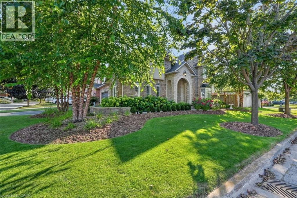Single Family at 37 HICKORY Crescent, Grimsby, Ontario - Photo 6 - RE/MAX Garden City Realty