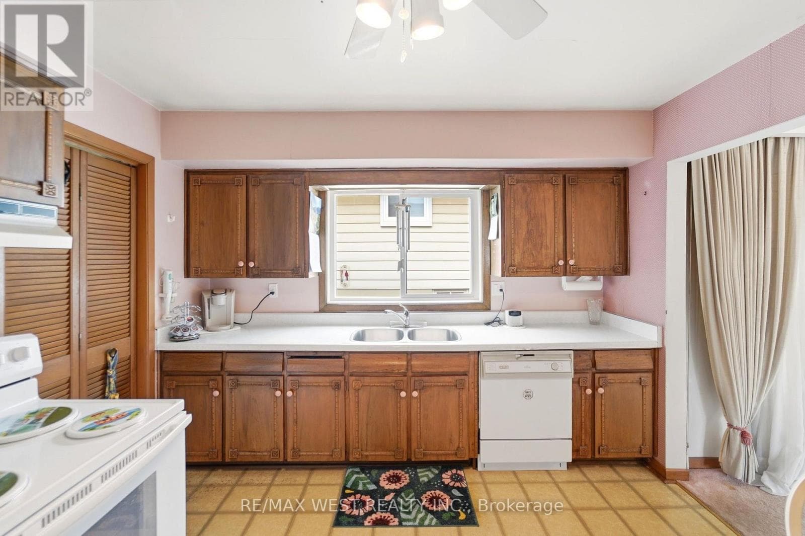 Single Family at 491 Shannon Crescent, Burlington (Appleby), Ontario - Photo 3 - RE/MAX Garden City Realty