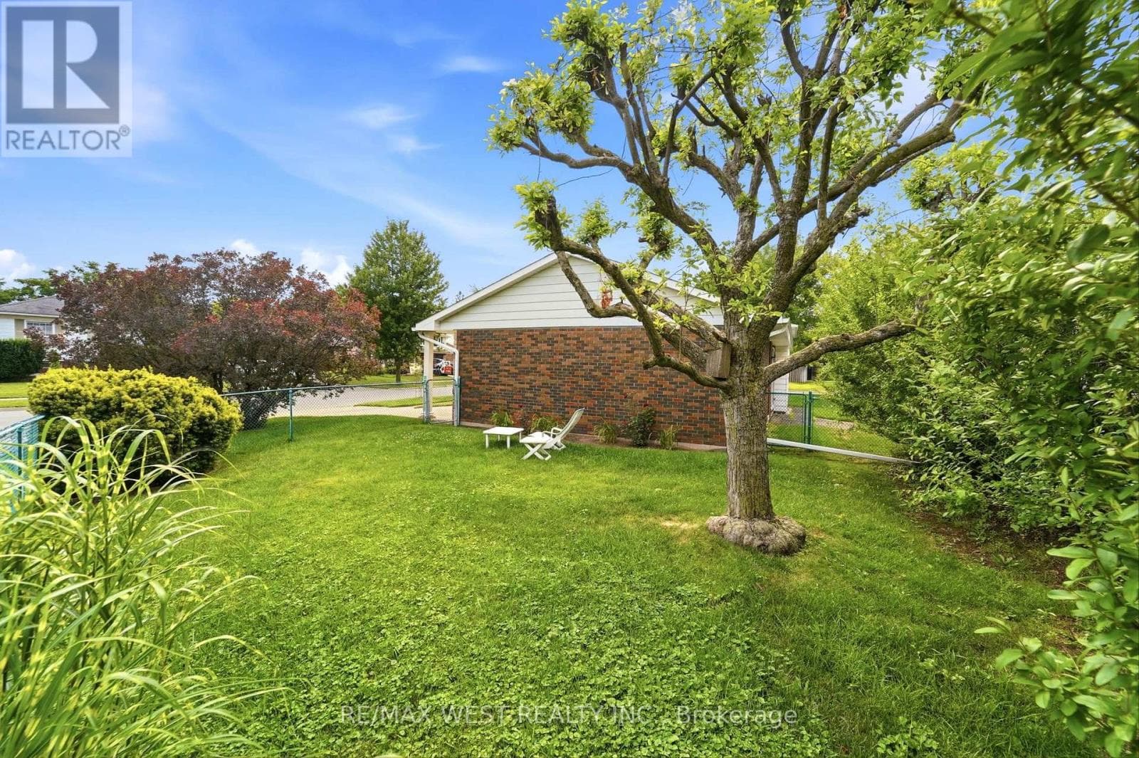 Single Family at 491 Shannon Crescent, Burlington (Appleby), Ontario - Photo 8 - RE/MAX Garden City Realty