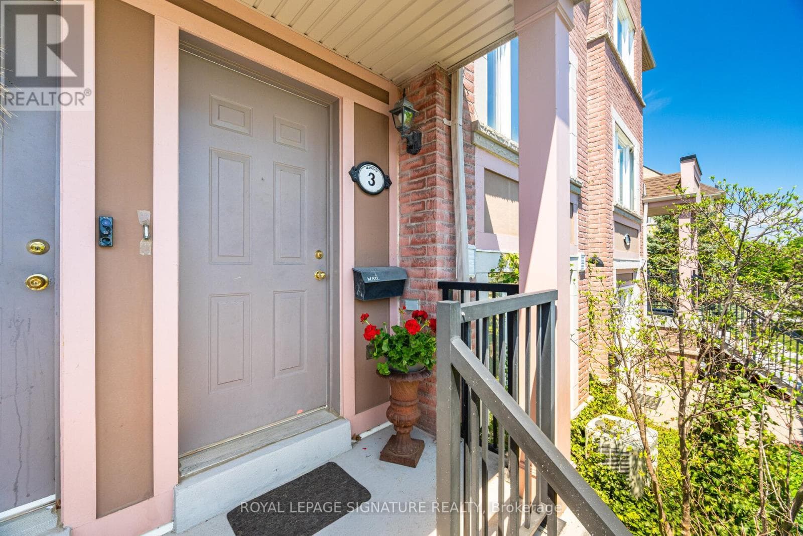 3- 4855 Half Moon Grove