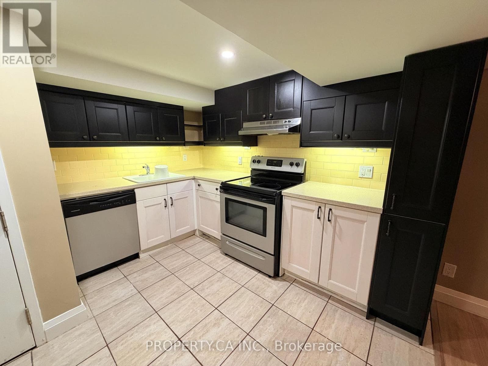 Single Family at 2- 1262 Homewood Drive, Burlington (Mountainside), Ontario - Photo 6 - RE/MAX Garden City Realty