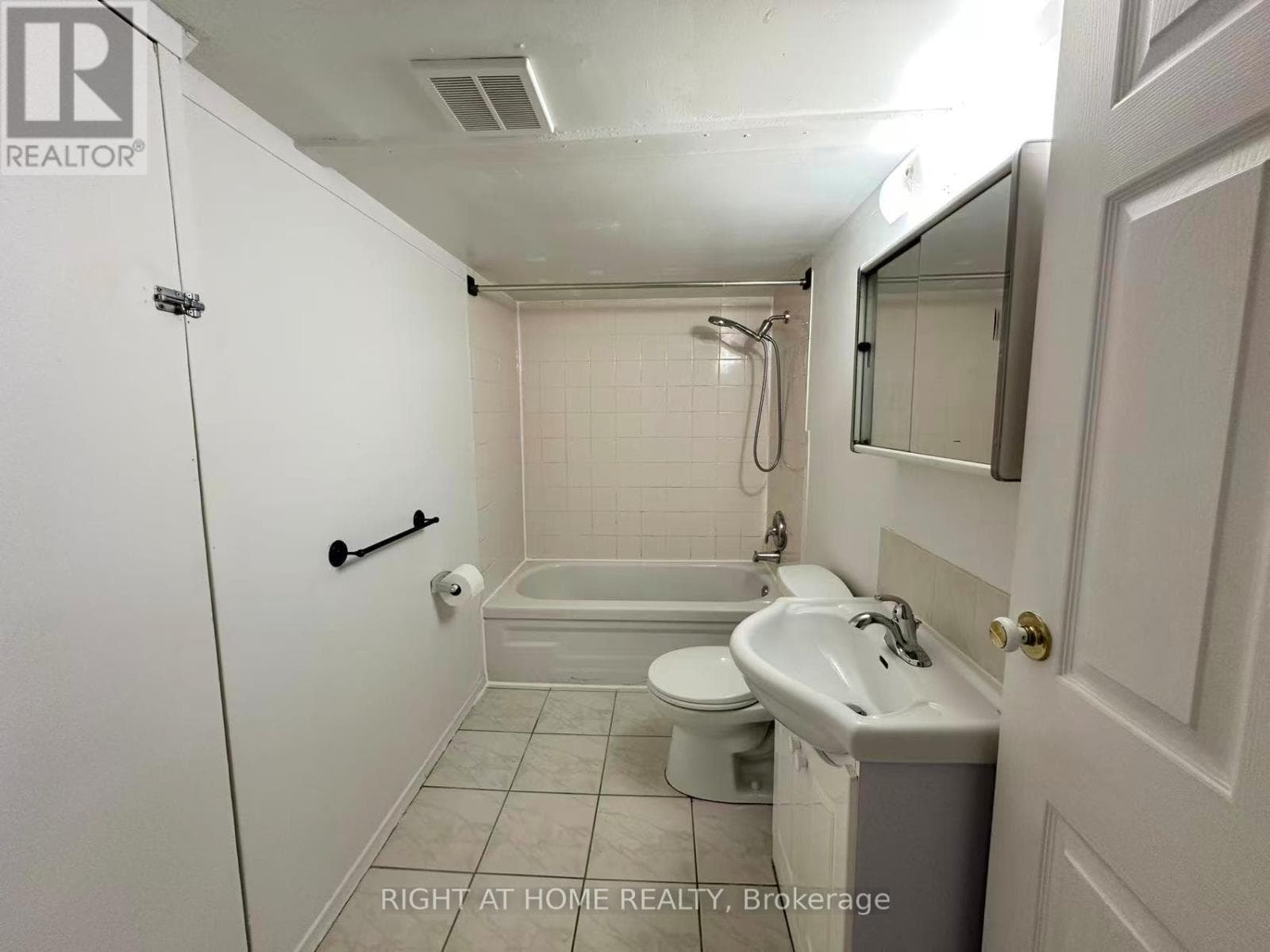 Single Family at Lower- 4125 Bishopstoke Lane, Mississauga (Rathwood), Ontario - Photo 7 - RE/MAX Garden City Realty