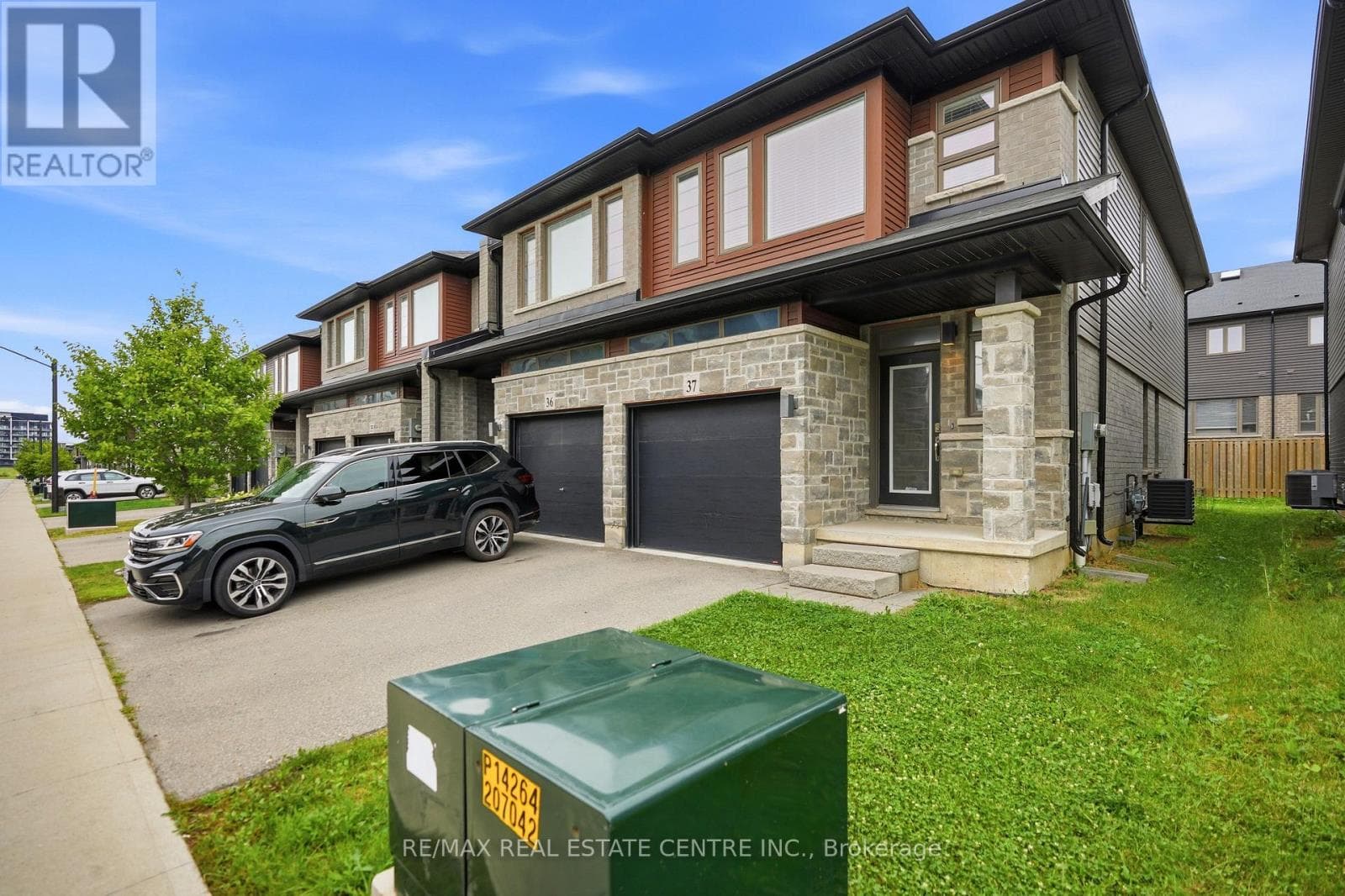 Single Family at 37- 30 Times Square Boulevard, Hamilton (Stoney Creek), Ontario - Photo 3 - RE/MAX Garden City Realty
