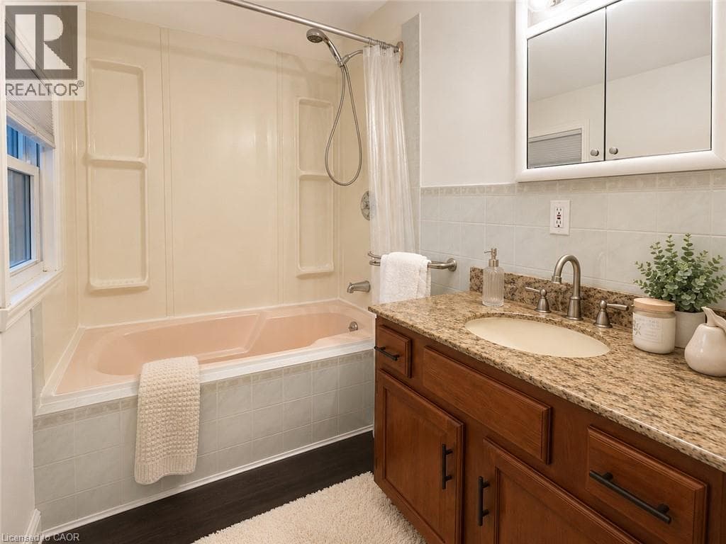 Single Family at 486 SCHOLFIELD Avenue, Welland, Ontario - Photo 6 - RE/MAX Garden City Realty