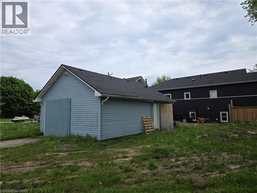 Single Family at 303 RIDGE Road, Fort Erie, Ontario - Photo 3 - RE/MAX Garden City Realty