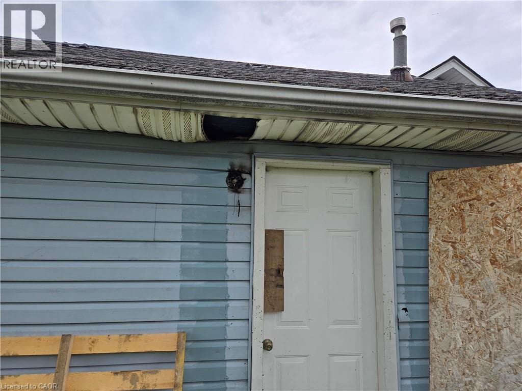 Single Family at 303 RIDGE Road, Fort Erie, Ontario - Photo 4 - RE/MAX Garden City Realty