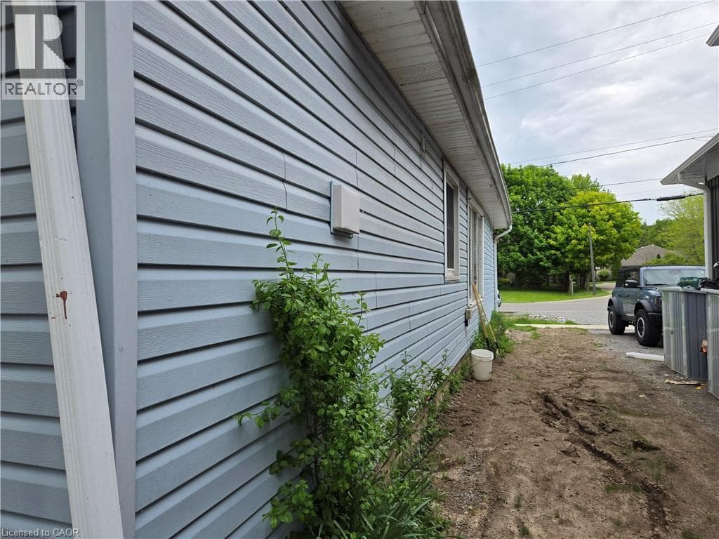 Single Family at 303 RIDGE Road, Fort Erie, Ontario - Photo 7 - RE/MAX Garden City Realty