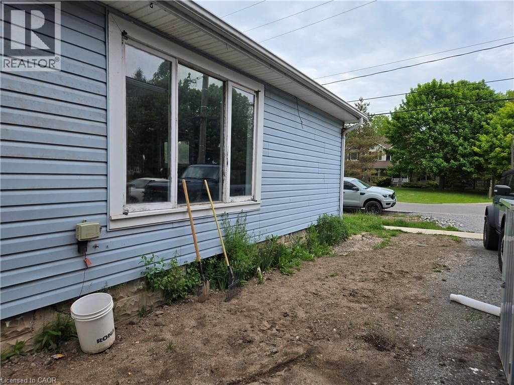 Single Family at 303 RIDGE Road, Fort Erie, Ontario - Photo 8 - RE/MAX Garden City Realty