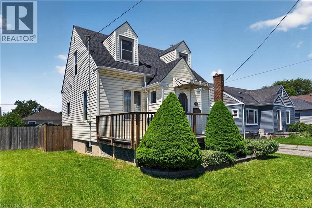 Single Family at 71 SCHOLFIELD Avenue, Welland, Ontario - Photo 2 - RE/MAX Garden City Realty