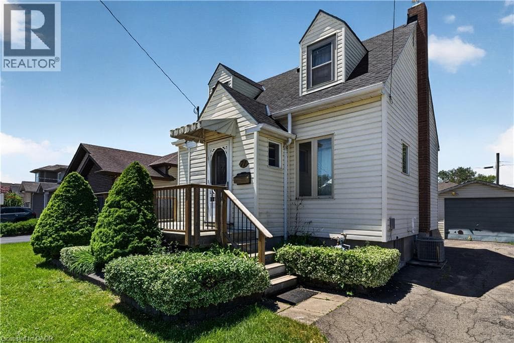 Single Family at 71 SCHOLFIELD Avenue, Welland, Ontario - Photo 3 - RE/MAX Garden City Realty
