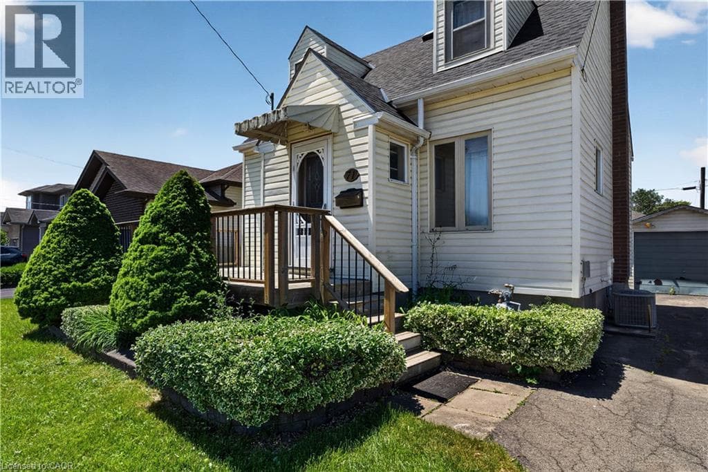 Single Family at 71 SCHOLFIELD Avenue, Welland, Ontario - Photo 4 - RE/MAX Garden City Realty