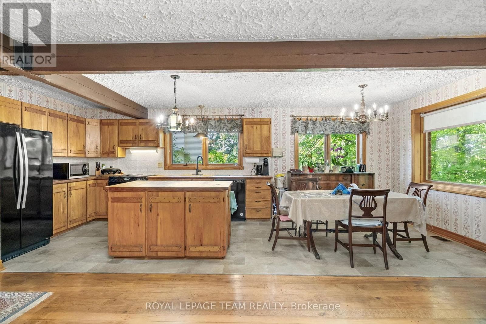 Single Family at 14 Taunton Place, Ottawa, Ontario - Photo 10 - RE/MAX Garden City Realty