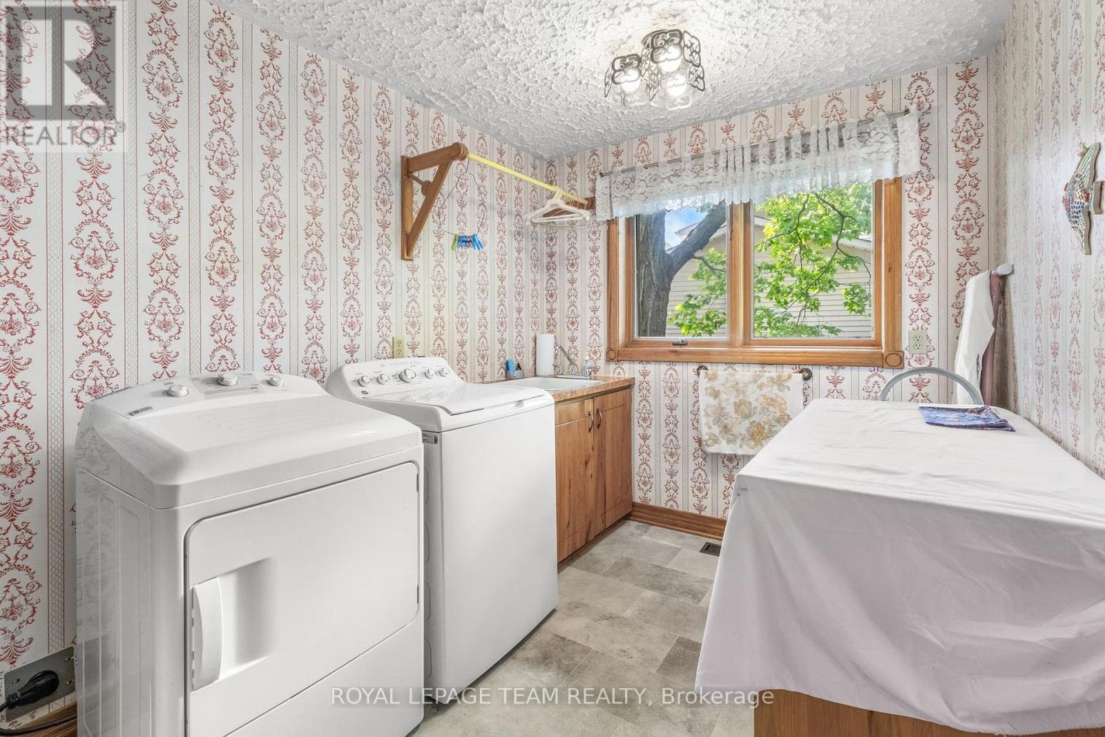 Single Family at 14 Taunton Place, Ottawa, Ontario - Photo 8 - RE/MAX Garden City Realty
