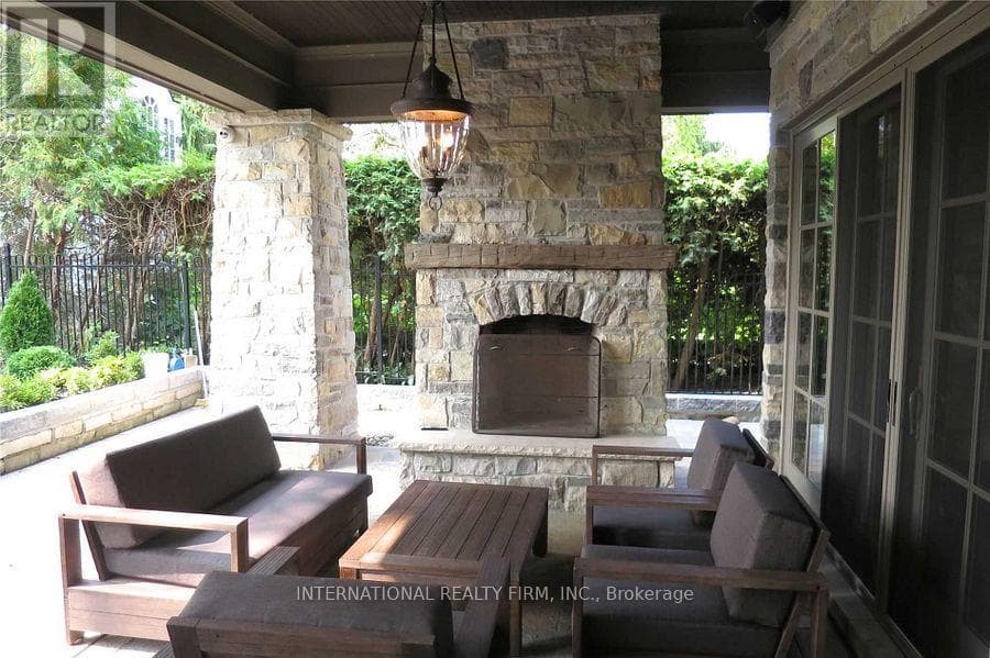 Single Family at 76 De Vere Gardens, Toronto (Bedford Park-Nortown), Ontario - Photo 5 - RE/MAX Garden City Realty