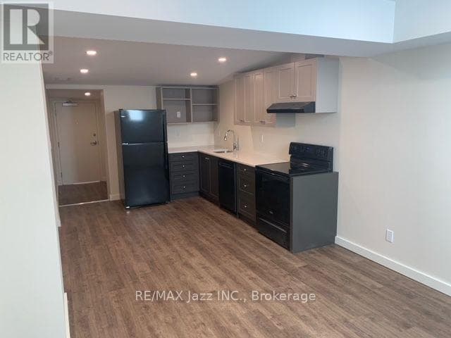 Upper- 16 Simcoe Street