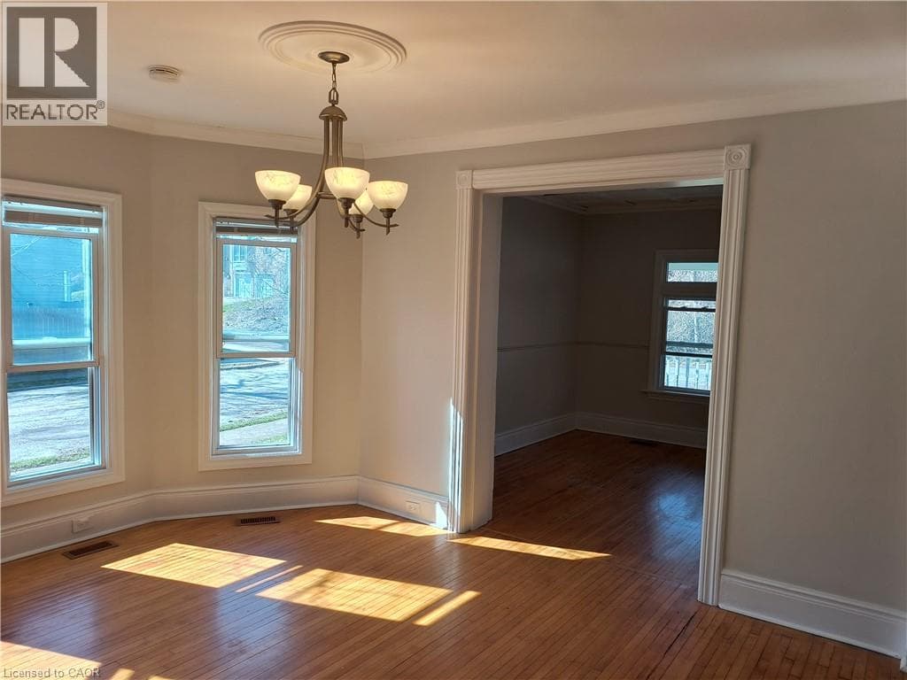 Single Family at 4208 TERRACE Avenue, Niagara Falls, Ontario - Photo 6 - RE/MAX Garden City Realty
