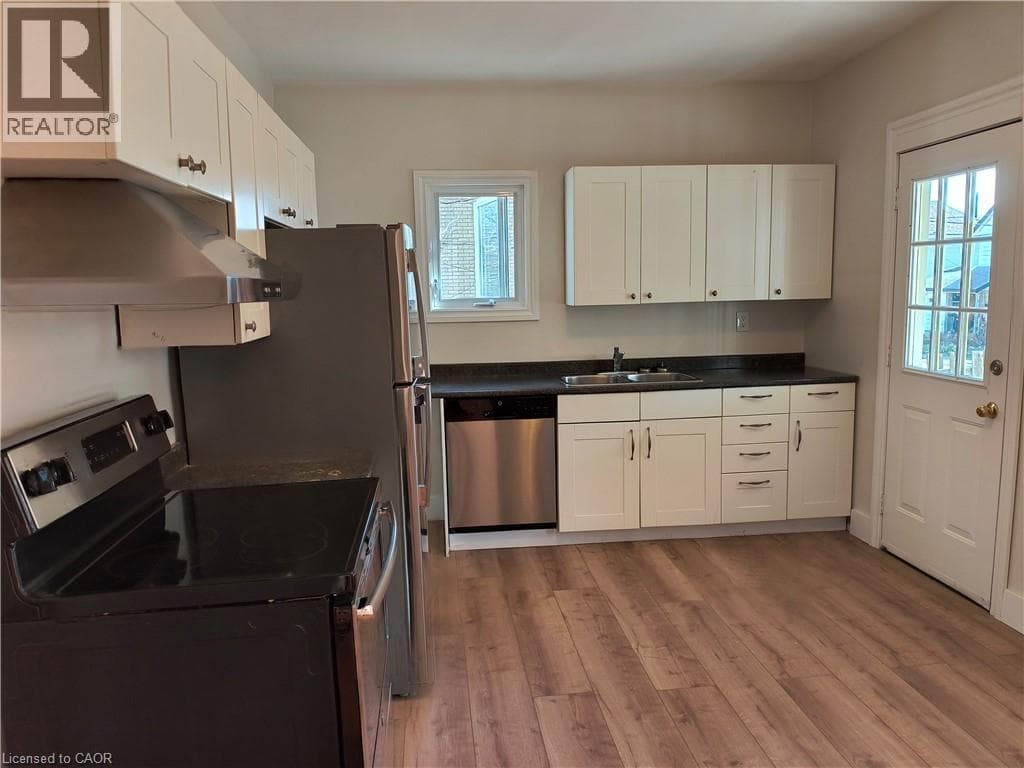 Single Family at 4208 TERRACE Avenue, Niagara Falls, Ontario - Photo 7 - RE/MAX Garden City Realty
