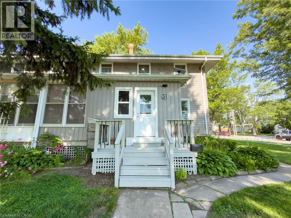 Single Family at 51 PLYMOUTH Road, Welland, Ontario - Photo 3 - RE/MAX Garden City Realty