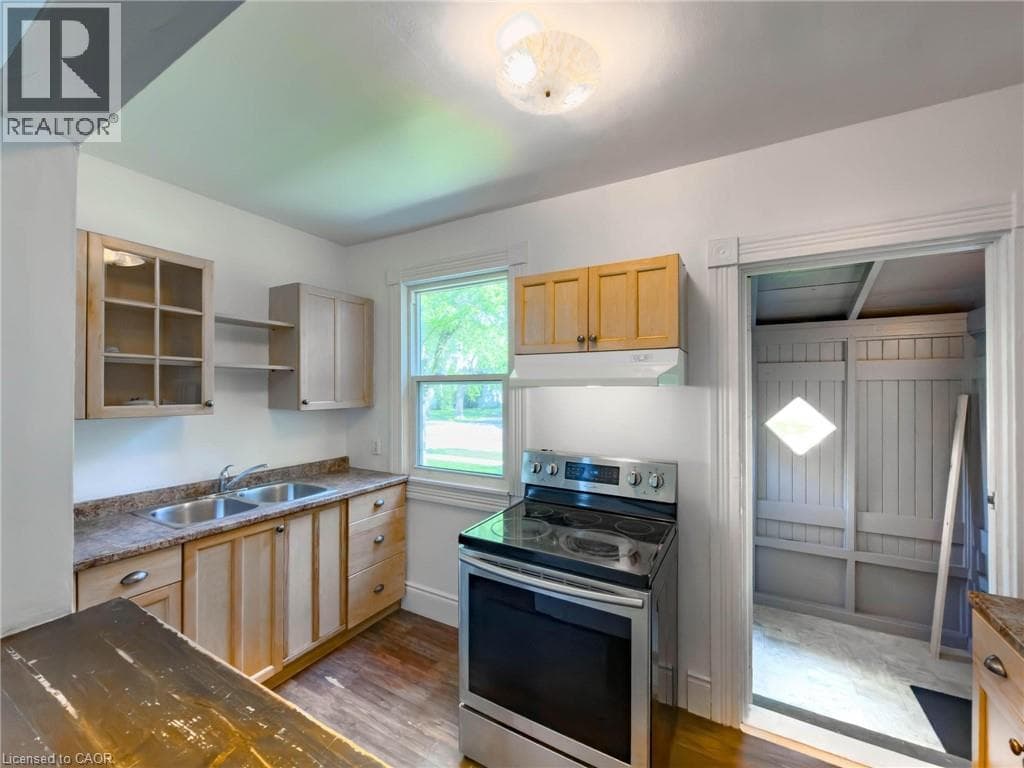 Single Family at 51 PLYMOUTH Road, Welland, Ontario - Photo 6 - RE/MAX Garden City Realty