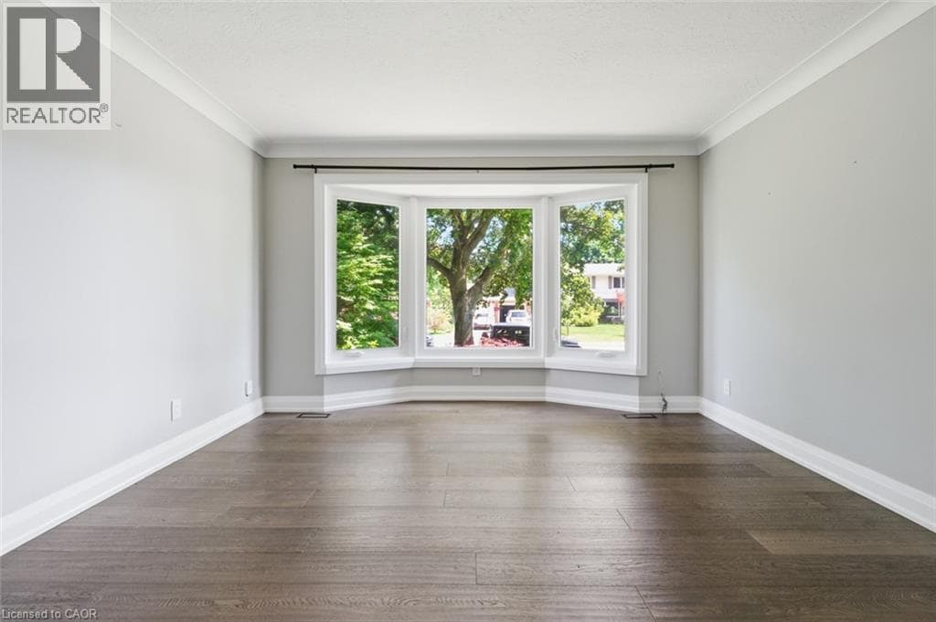 Single Family at 94 DORCHESTER Drive, Grimsby, Ontario - Photo 6 - RE/MAX Garden City Realty