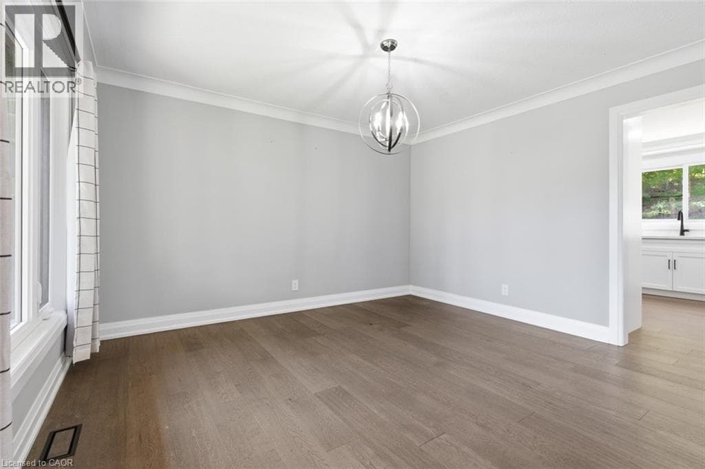 Single Family at 94 DORCHESTER Drive, Grimsby, Ontario - Photo 9 - RE/MAX Garden City Realty