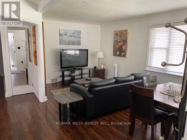 Single Family at Upper- 6722 Dunn Street, Niagara Falls (Arad/Fallsview), Ontario - Photo 3 - RE/MAX Garden City Realty
