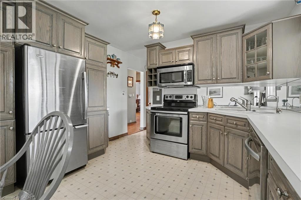 Single Family at 87 MCDONALD Avenue, Thorold, Ontario - Photo 5 - RE/MAX Garden City Realty