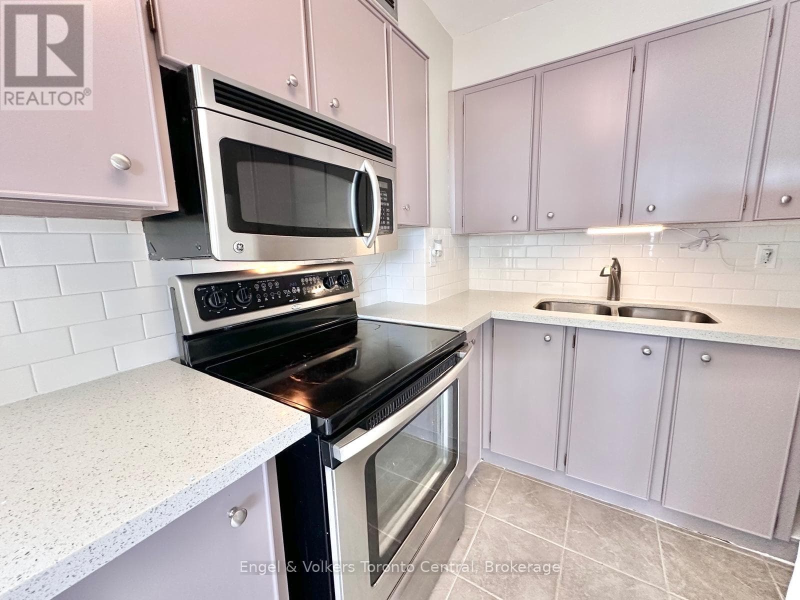 Single Family at 502- 15 Towering Heights Boulevard, St. Catharines (Glendale/Glenridge), Ontario - Photo 3 - RE/MAX Garden City Realty