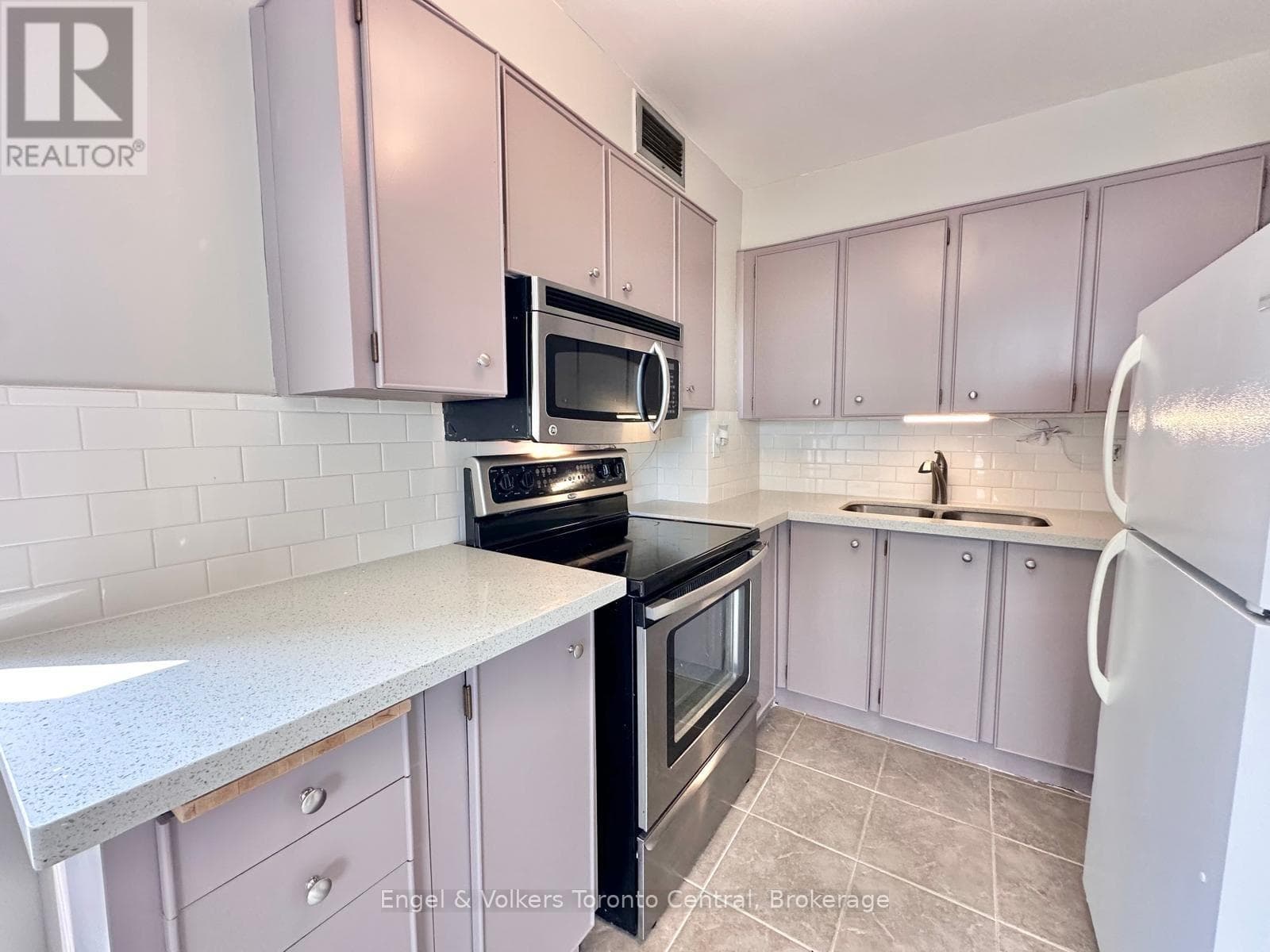 Single Family at 502- 15 Towering Heights Boulevard, St. Catharines (Glendale/Glenridge), Ontario - Photo 4 - RE/MAX Garden City Realty