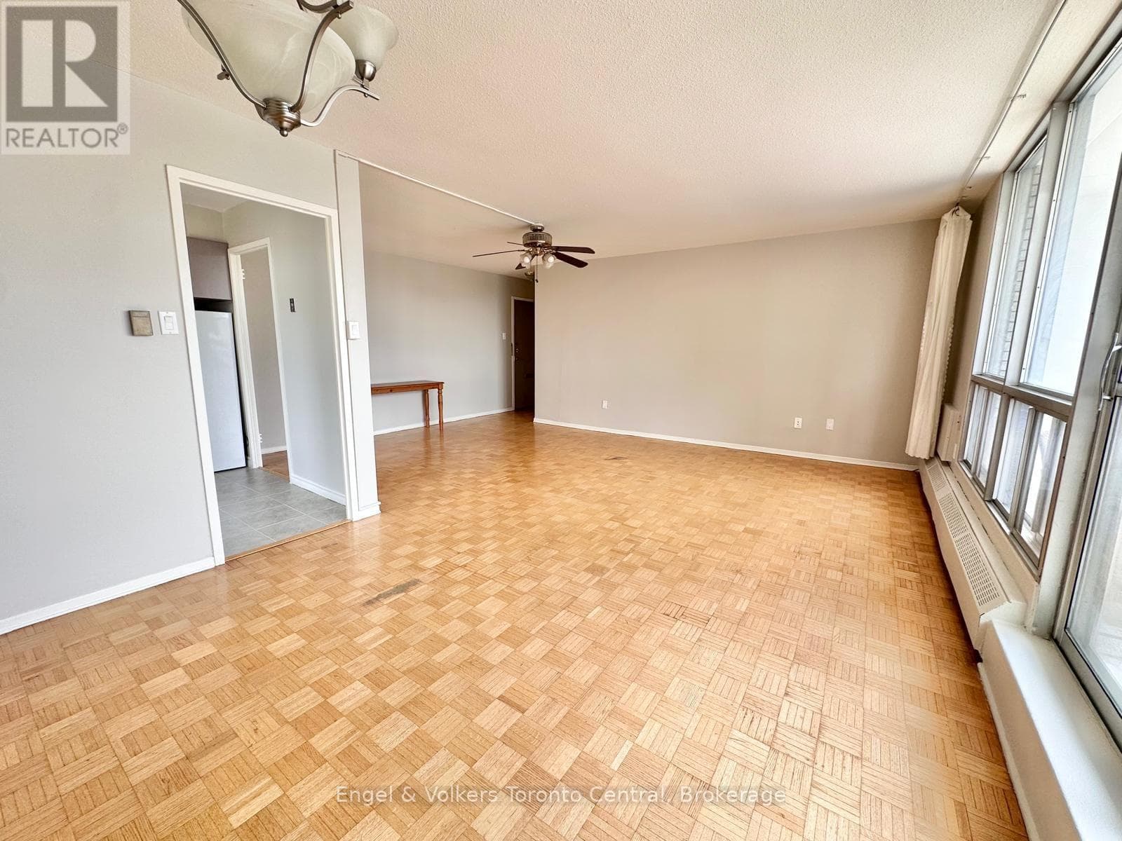 Single Family at 502- 15 Towering Heights Boulevard, St. Catharines (Glendale/Glenridge), Ontario - Photo 9 - RE/MAX Garden City Realty