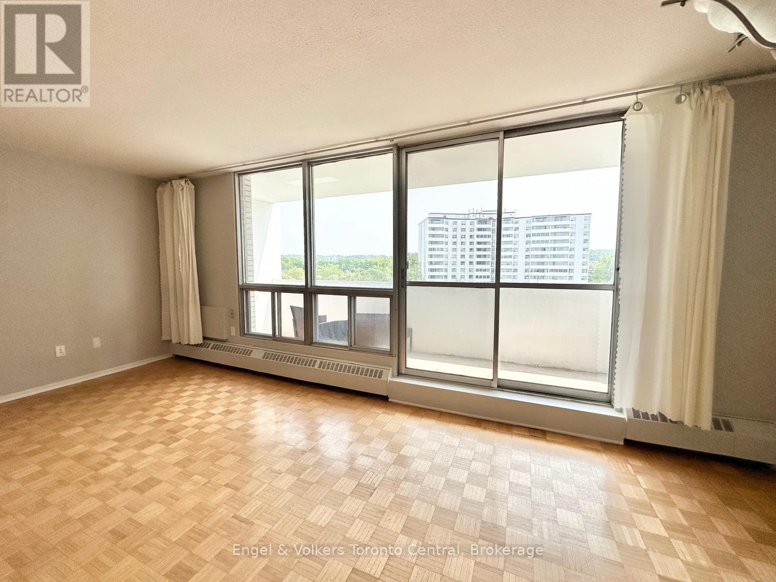 Single Family at 502- 15 Towering Heights Boulevard, St. Catharines (Glendale/Glenridge), Ontario - Photo 7 - RE/MAX Garden City Realty