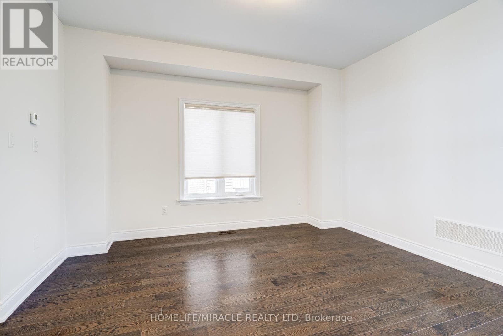 Single Family at 25 Lorne Thomas Place, New Tecumseth (Alliston), Ontario - Photo 3 - RE/MAX Garden City Realty