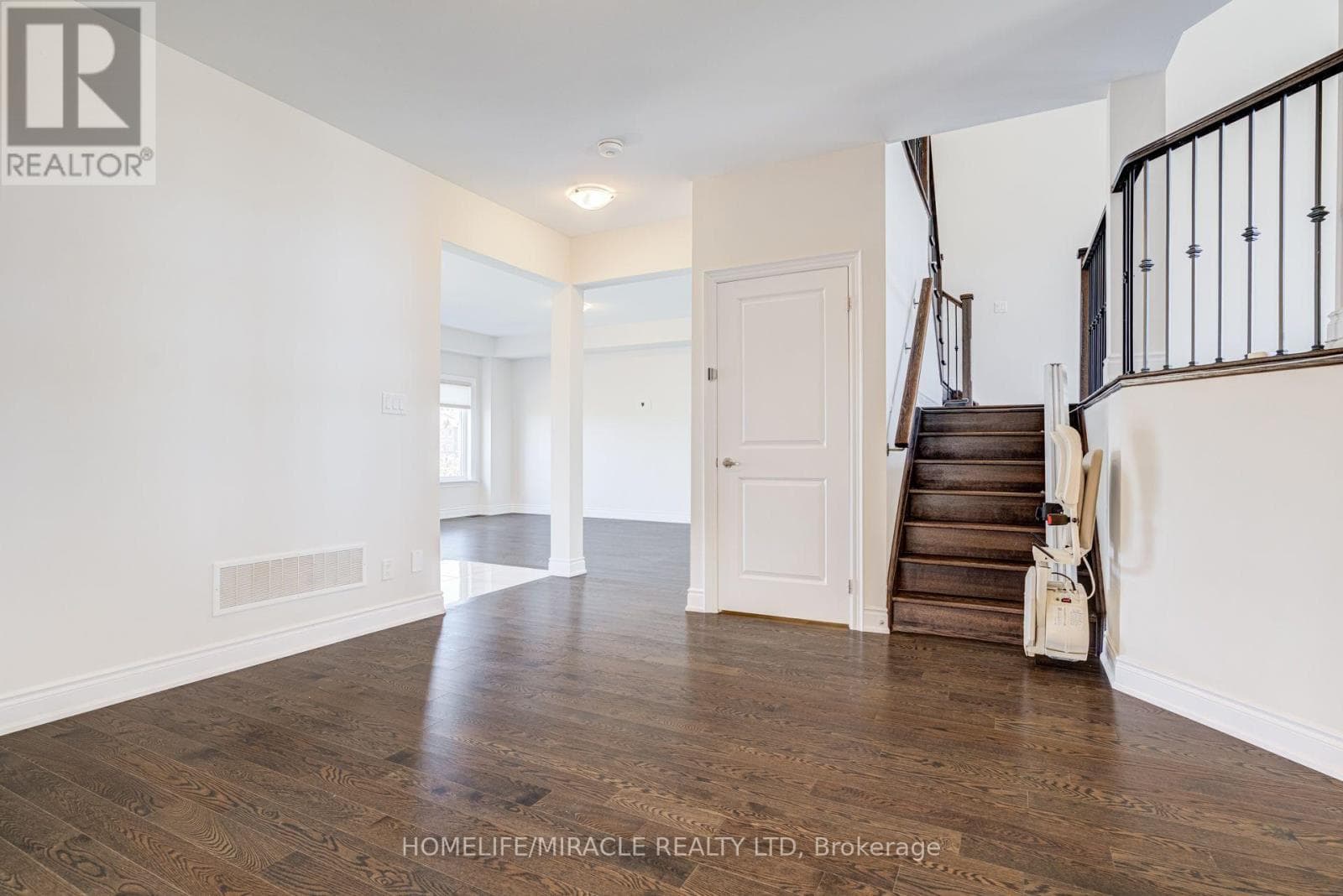 Single Family at 25 Lorne Thomas Place, New Tecumseth (Alliston), Ontario - Photo 4 - RE/MAX Garden City Realty