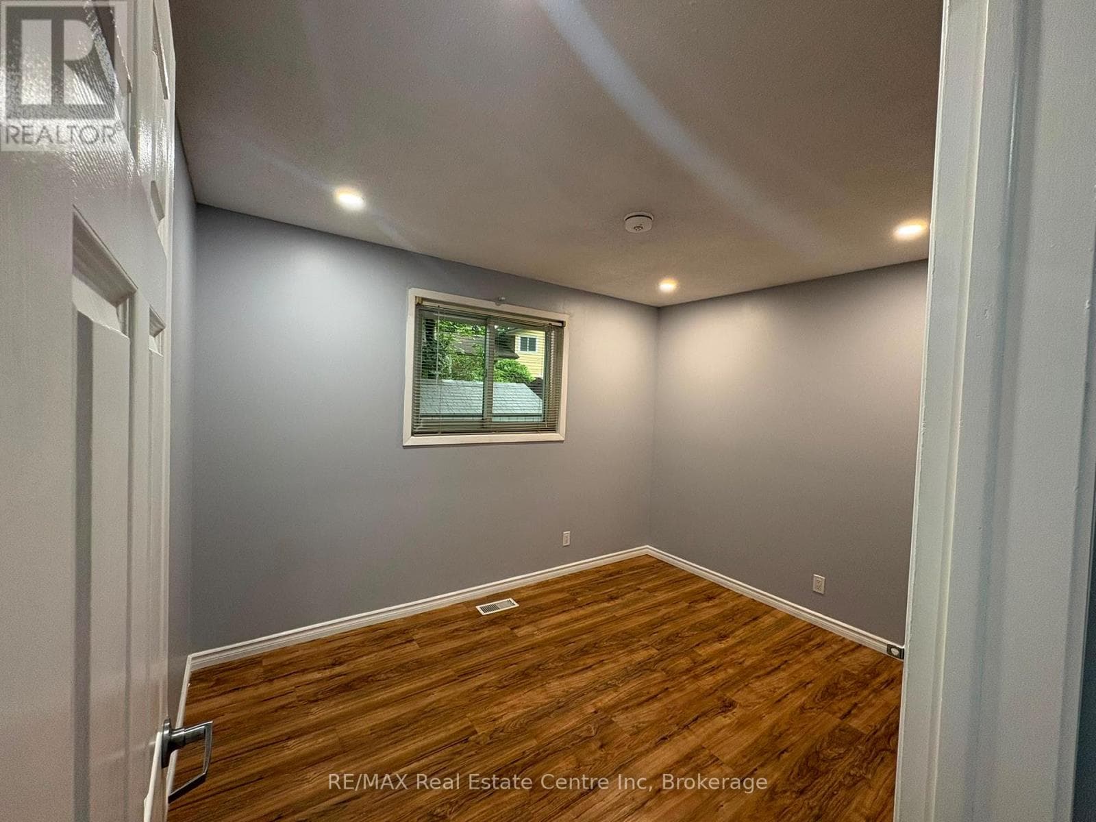 Single Family at 98 Marksam Road, Guelph (Willow West/Sugarbush/West Acres), Ontario - Photo 8 - RE/MAX Garden City Realty