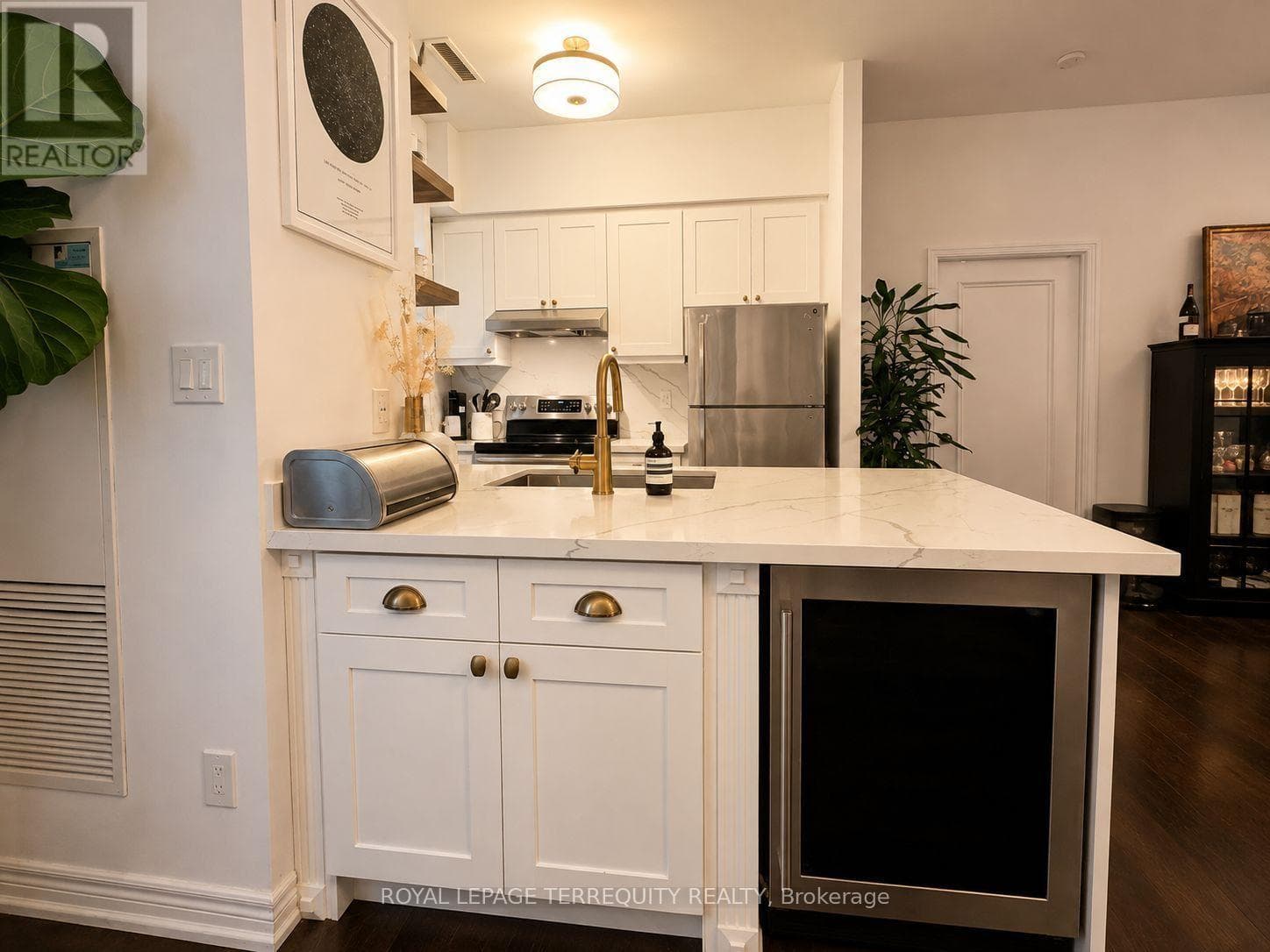 Single Family at 101- 60 St Clair Avenue, Toronto (Yonge-St. Clair), Ontario - Photo 4 - RE/MAX Garden City Realty