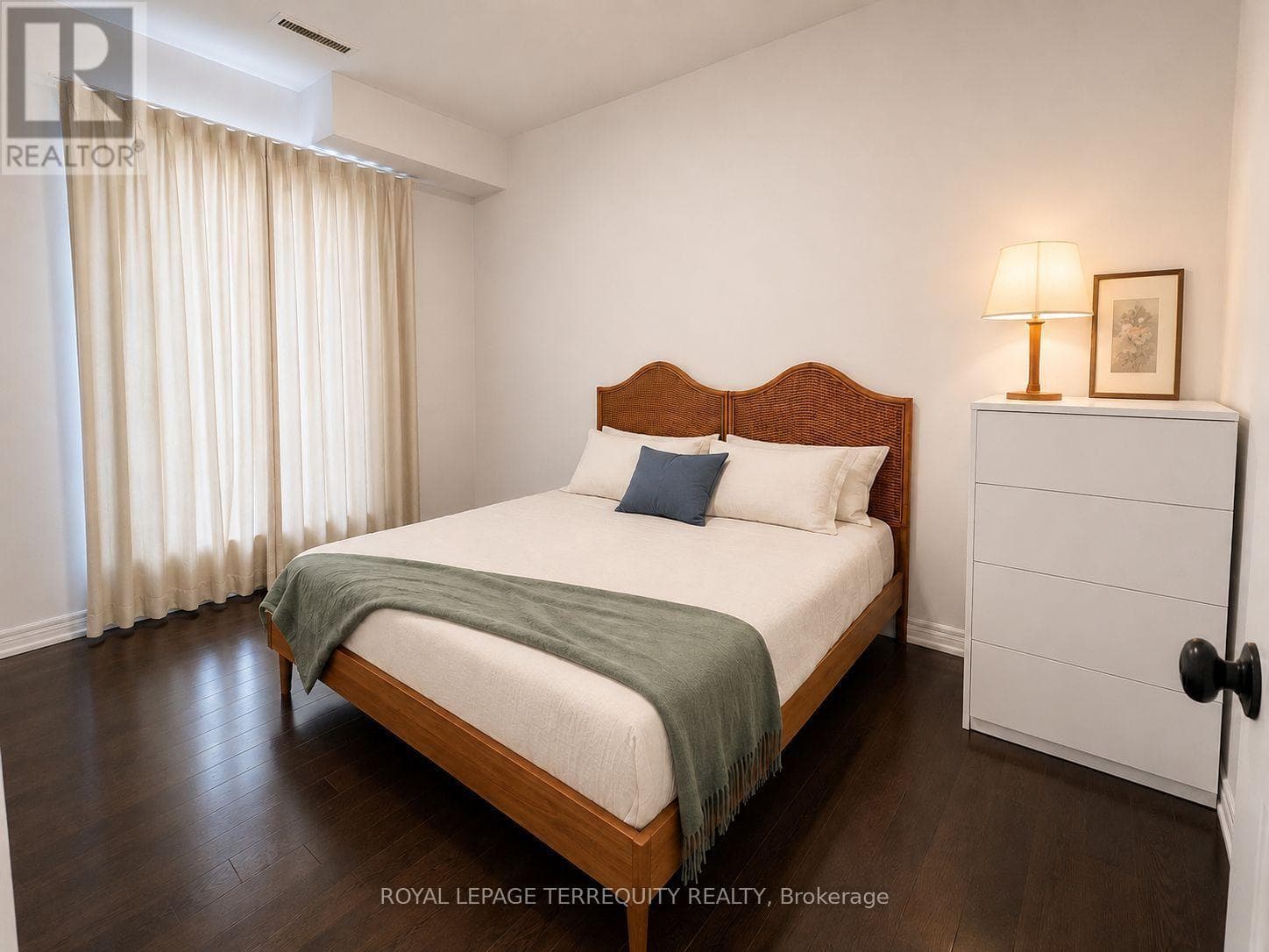 Single Family at 101- 60 St Clair Avenue, Toronto (Yonge-St. Clair), Ontario - Photo 7 - RE/MAX Garden City Realty