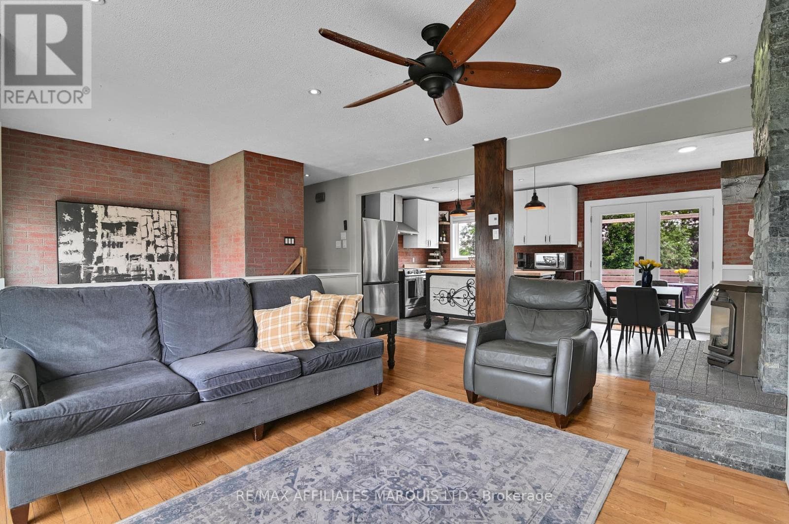 Single Family at 422 HILBERT Avenue, Cornwall, Ontario - Photo 5 - RE/MAX Garden City Realty