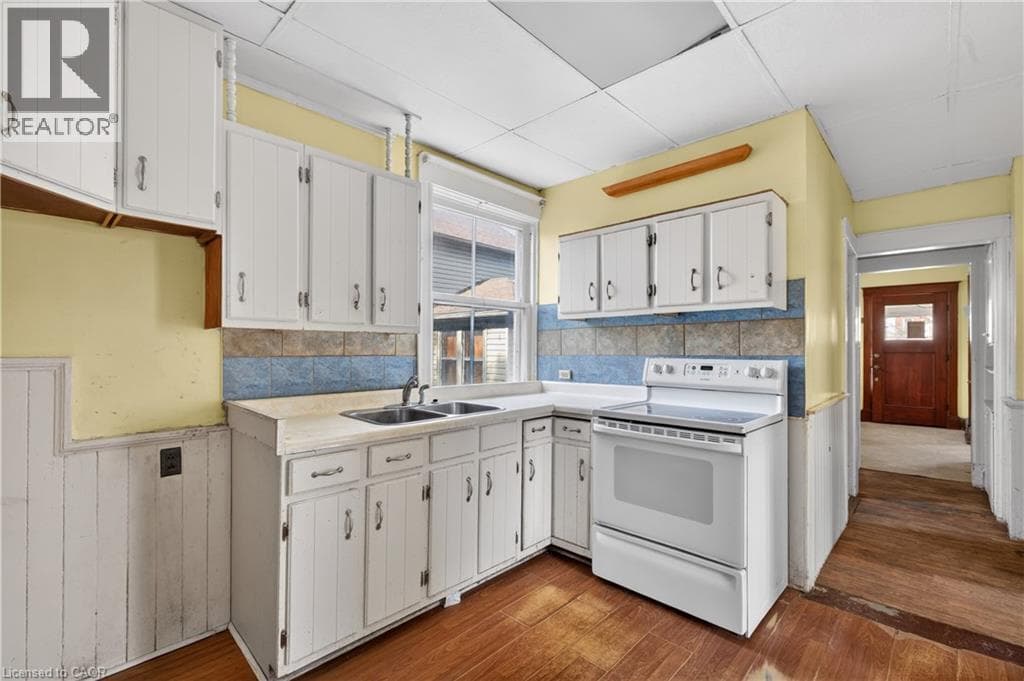 Single Family at 26 ARTHUR Avenue, St. Thomas, Ontario - Photo 6 - RE/MAX Garden City Realty