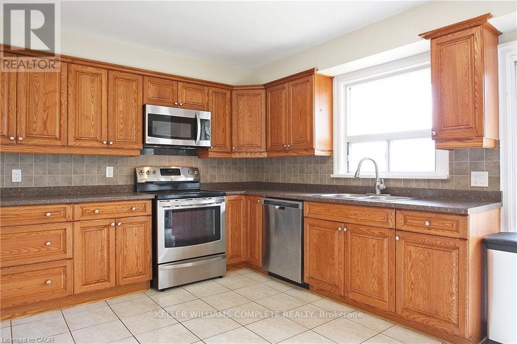 Single Family at Upper- 6 Myrtle Avenue, St. Catharines (Lakeport), Ontario - Photo 7 - RE/MAX Garden City Realty